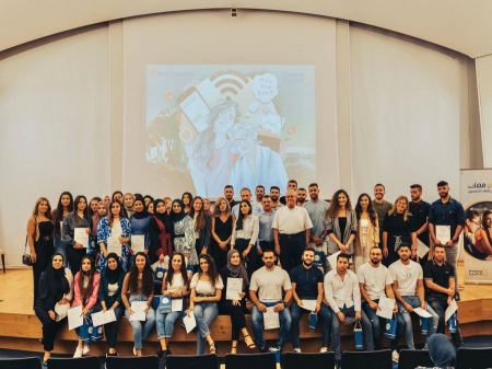 توزيع المنح الدراسية من برنامج "منكبر معك" التابع لبنك هبوعليم بالتعاون مع جمعية "أمانينا"